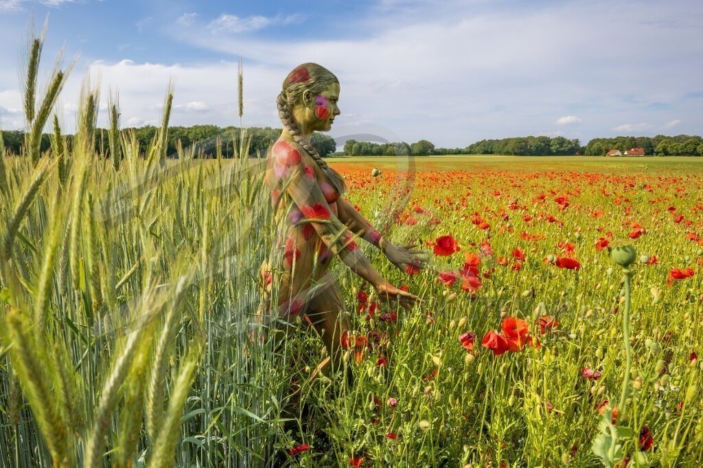 NatureArt-ROTMOHN_9098b1 | Zwischen Weizen und Mohn | #010 | Modell: Tatjana Heinz | Foto: Andreas P. - Realisiert mit Pictrs.com