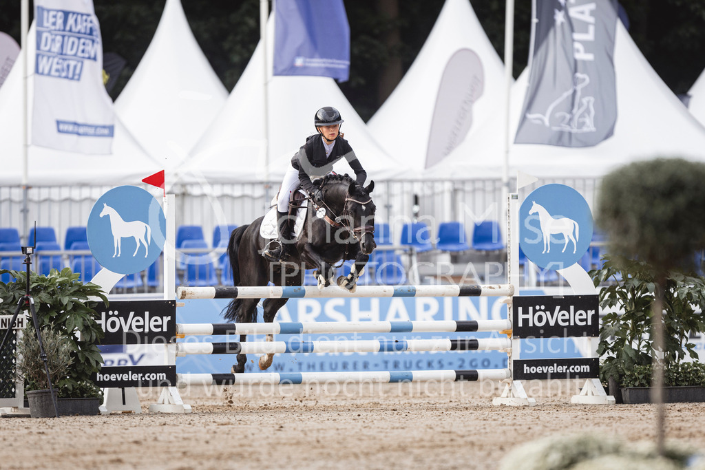 240906_BuCha_PonyA-5j-159 | Deine schönsten Turniermomente als professionelle Fotos! Entdecke hochwertige Pferdesport-Fotografie im Online-Shop. Jetzt Fotos finden & bestellen!