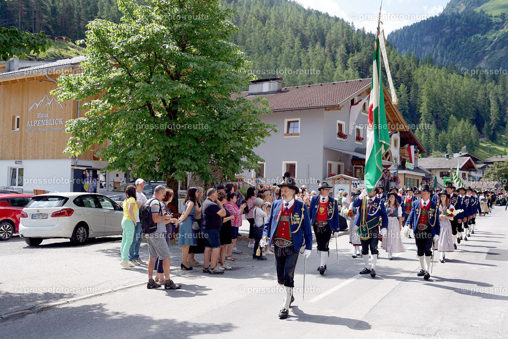 e17-news-2023-Juli23-Regimentsschuetzenfest3-Steeg-UMZUG_DORF-DSC07386 | Info aus dem Bezirk Reutte/Ausserfern Tirol sowie eine umfangreiche Bilddatenbank über die gesamte Region: Lechtal, Talkessel Reutte, Tannheimertal, Zwischentoren. Lech, Plansee, Zugspitze, Grenztunnel, B179, Fernpassstraße, Verkehr, Lawinen, Tradition, - Realisiert mit Pictrs.com