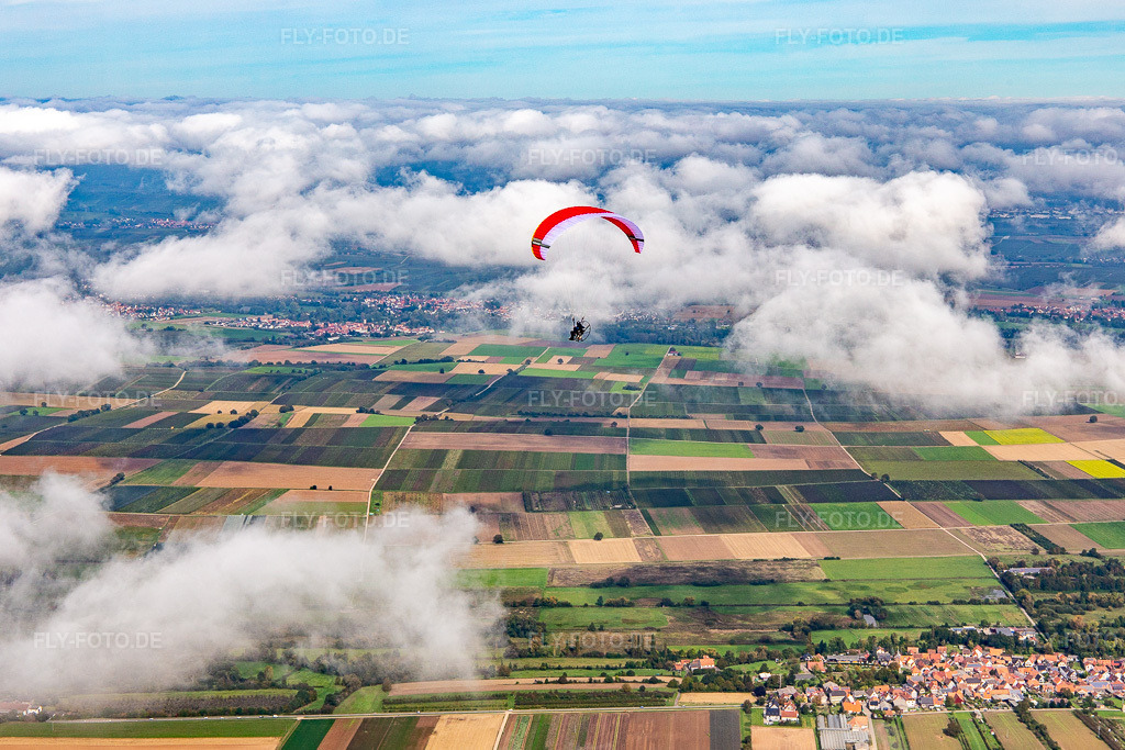 Luftbild: Paragleiter über dem Billigheimer Bruch in Wolken in Winden im Bundesland Rheinland-Pfalz in Deutschland. Foto: IMG_143635.jpg vom 06.10.2024 durch Werner Riehm/FLY-FOTO.de