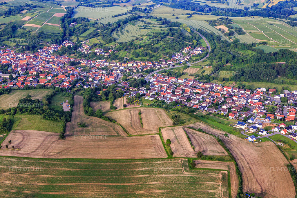 Luftbild: Ortsansicht von Westen im Ortsteil Oberöwisheim in Kraichtal im Bundesland Baden-Württemberg in Deutschland. Foto: IMG_089344.jpg vom 10.06.2016 durch Werner Riehm/FLY-FOTO.de