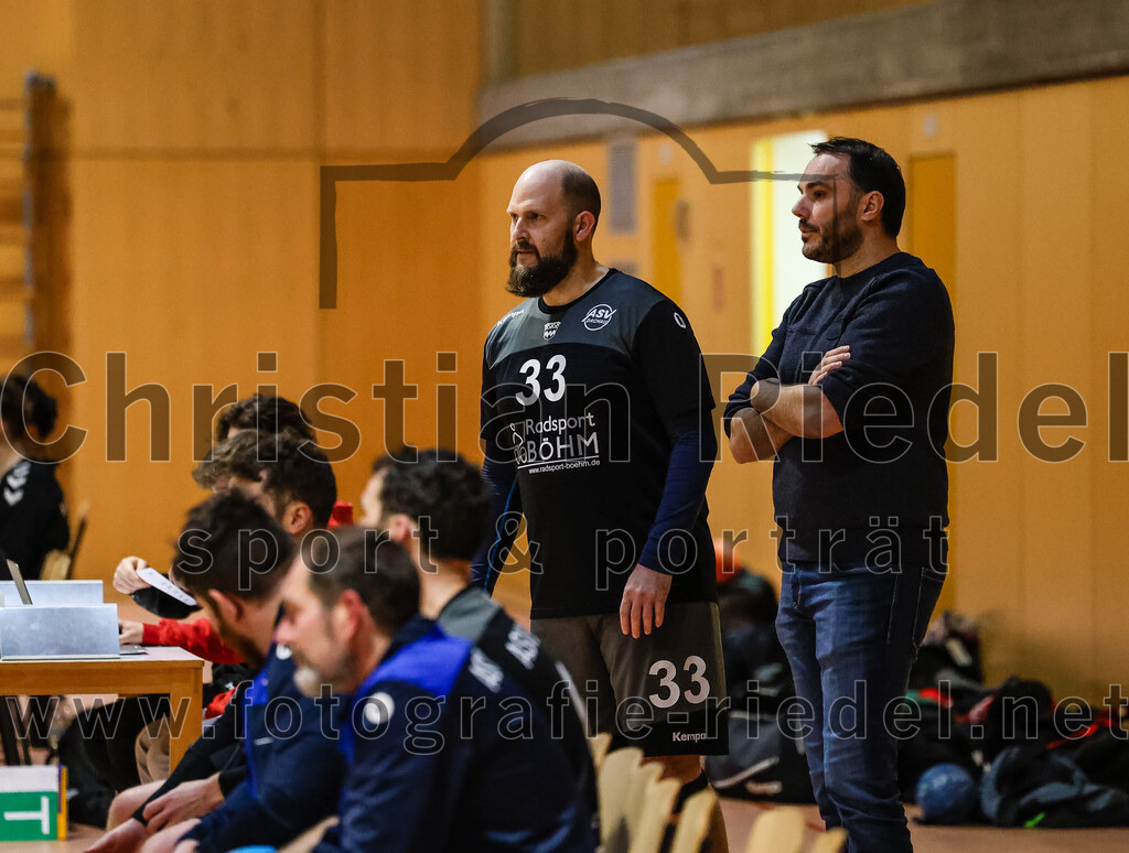 2024-03-23_007_SpVgg_Altenerding_II_gegen_ASV_Dachau_III | Erding, Deutschland, 23.03.2024:
Handball, Bezirksklasse Männer Staffel Süd West 2023 / 2024, 14. Spieltag, SpVgg Altenerding II gegen ASV Dachau III, Endergebnis: 24:32

Stefan Gyüge (ASV Dachau, #33), Trainer Mario Putnik (ASV Dachau)

Foto: Christian Riedel / fotografie-riedel.net