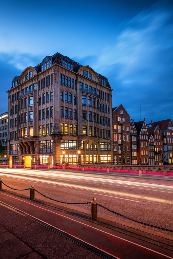 10221101 - Haus der Seefahrt | Atmosphärischer Blick auf das Haus der Seefahrt und die Häuser der Deichstraße zur blauen Stunde.