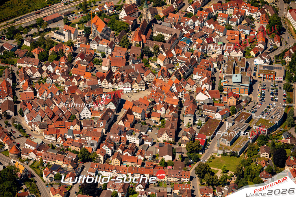 Das Luftbild zeigt :  Bad Urach - Die Luftaufnahme wurde 2024 vom UL-Flugzeug aus erstellt ( keine Drohne ) - Hochauflösende Luftaufnahme - Für grossformatige Ausdrucke geeignet. Die Geschenkidee !Mit Lizenz und Bildrechte bestellbar