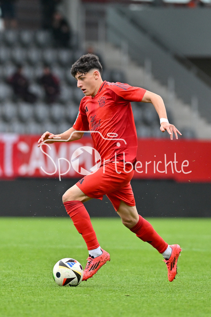 FC Bayern München U19 - TSV 1860 München U19 | am BAll Deniz OFLI (FCB #3) / Freisteller / Einzelfoto / U19 DFB Nachwuchsliga: FC Bayern Muenchen U19 - TSV 1860 Muenchen U19, FC Bayern Campus am 02.11.2024
