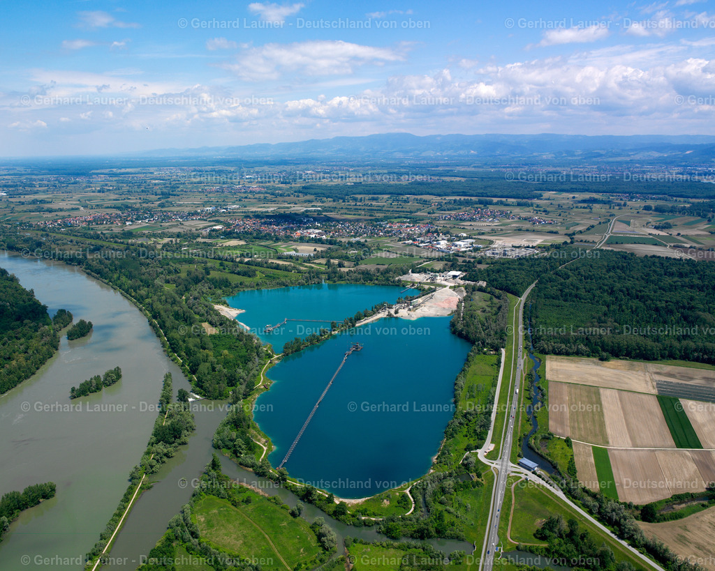 2626309 | GOLDSCHEUER 08.06.2006 See- Ufer und Abraum- Flächen des Baggersee und Kies- Tagebau in Goldscheuer im Bundesland Baden-Württemberg, Deutschland. Weiterführende Informationen bei: Hermann Uhl KG. // Lake shore and overburden areas of the quarry lake and gravel open pit in Goldscheuer in the state Baden-Wuerttemberg, Germany. Further information at: Hermann Uhl KG. Foto: Gerhard Launer