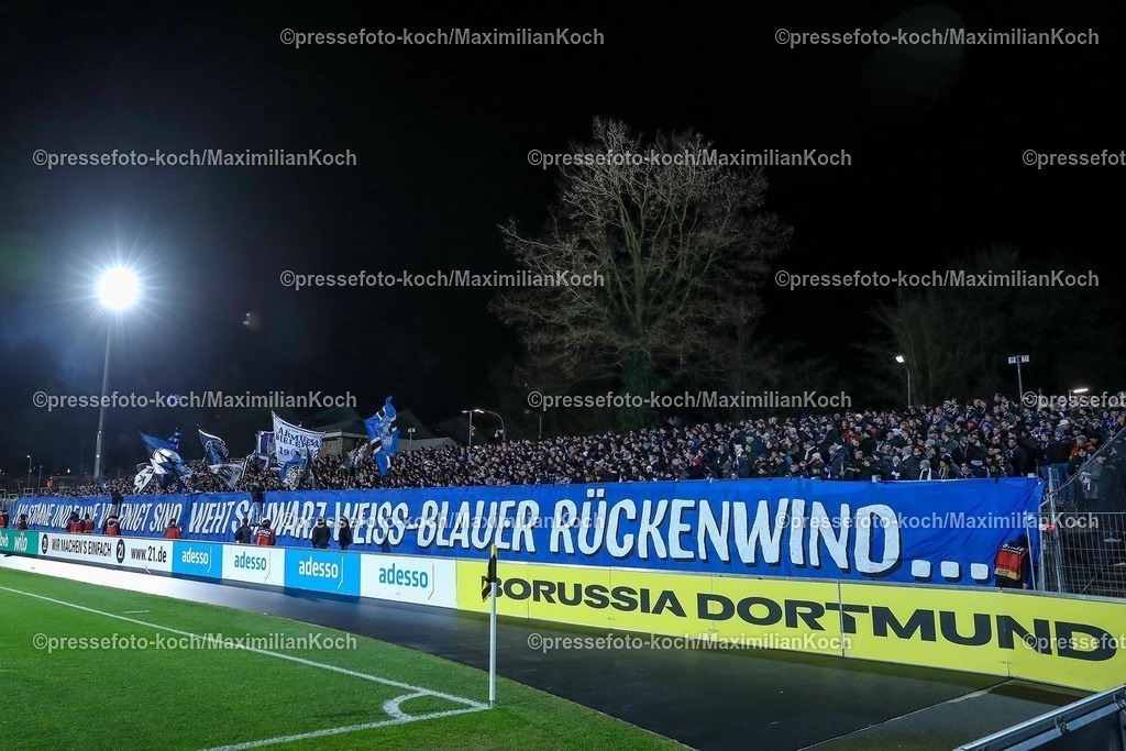 BVBII26012502052 | 26.01.2025, Fußball, 3.Liga, Borussia Dortmund II - Arminia Bielefeld, Stadion Rote Erde, Saison 2024 2025: Banner vor dem vollen Gästeblock der Auswärtsfans aus BielefeldDFB regulations prohibit any use of photographs as image sequences and or quasi-video.