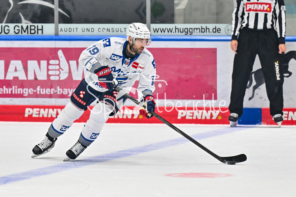 Augsburger Panther - Adler Mannheim | am Puck Luke ESPOSITO (Adler Mannheim 19) / Einzelfoto / Freisteller / DEL: Augsburger Panther - Adler Mannheim; Curt Frenzel Stadion am 14.09.2025