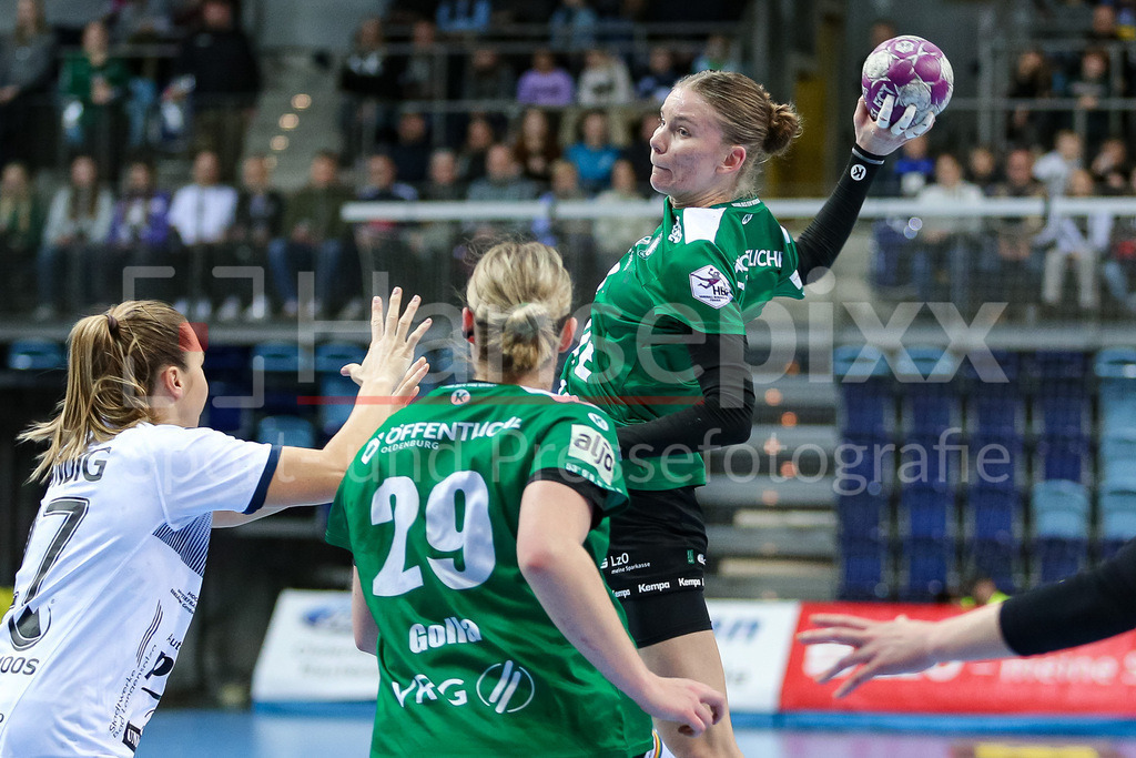 Handball, Bundesliga Frauen, VfL Oldenburg - Thüringer HC | v.li.: Toni Reinemann (VfL Oldenburg, 4) beim Wurf, am Ball, Spielszene, Aktion, Action