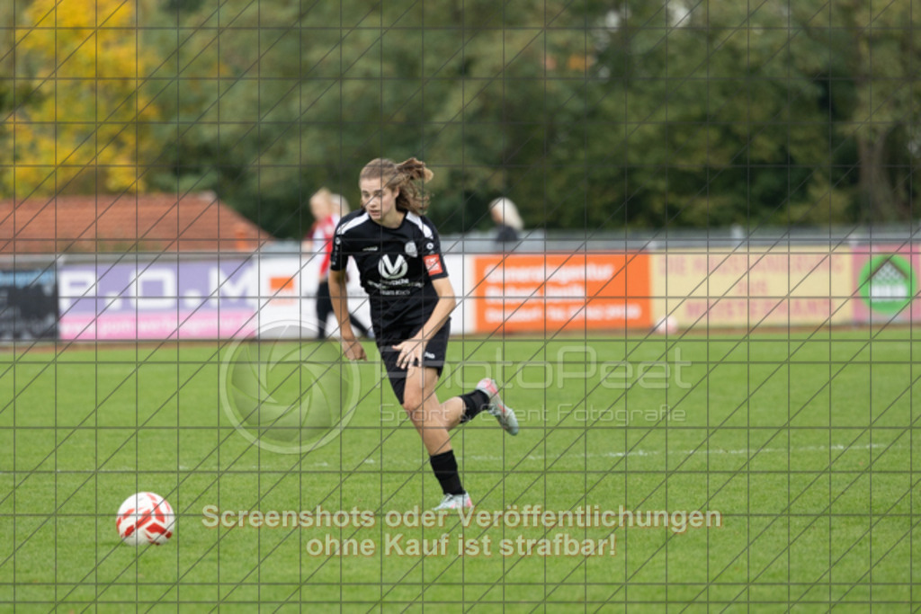 20251012_144032_1220 | #,1.FC Donzdorf (schwarz) vs. VfB Stuttgart II (rot), Fussball, Frauen-Verbandsliga Württemberg, 05. Spieltag, Saison 2025/2026, Rasenplatz Lautertal Stadion, Süßener Straße 16, 73072 Donzdorf, 12.10.2025 - 13:00 Uhr,Foto: PhotoPeet-Sportfotografie/Peter Harich