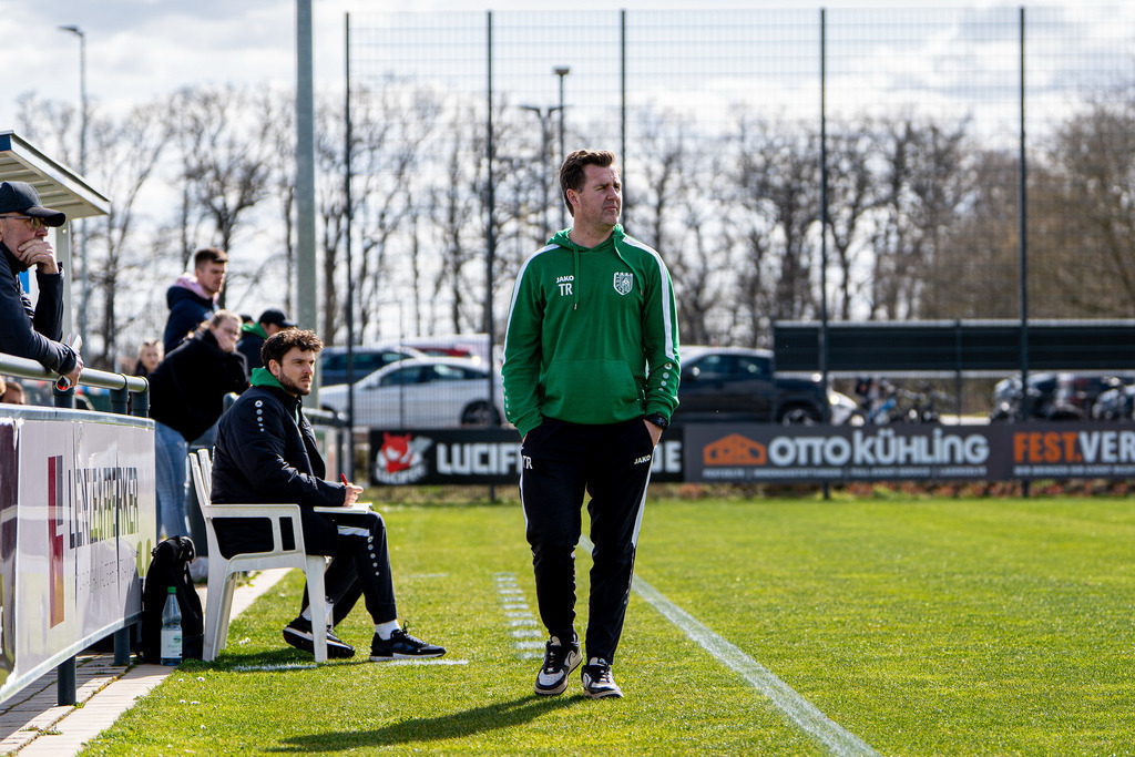 Fußball I Herren I Saison 2025-2026 I Bezirksliga Weser-Ems 4 I 26. Spieltag I VFL Oythe - SV Hansa Friesoythe I 20049 | jns.sportfotos - Realisiert mit Pictrs.com