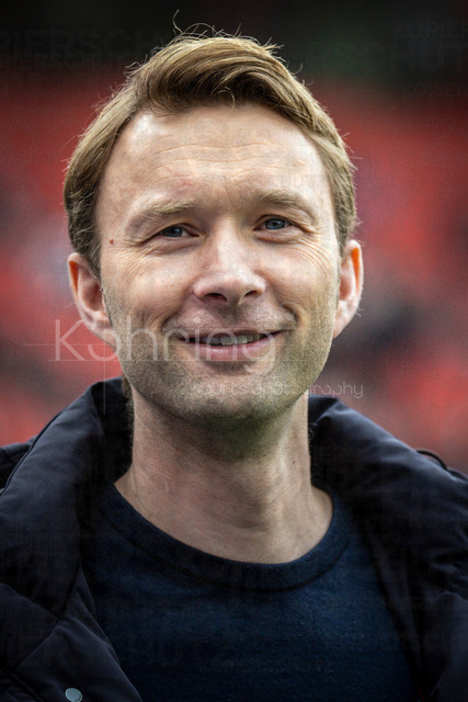 German Bundesliga, Bayer 04 Leverkusen vs. VfL Wolfsburg, 04.04.2026 | LEVERKUSEN, GERMANY - APRIL 4, 2026 :  Simon Rolfes (Manager Sport Bayer 04 Leverkusen) smiling before the German Bundesliga match on gameday 28 between Bayer 04 Leverkusen vs. VfL Wolfsburg at BayArena on April 4, 2026 in Leverkusen, Germany. DFL REGULATIONS PROHIBIT ANY USE OF PHOTOGRAPHS AS IMAGE SEQUENCES AND/OR QUASI-VIDEO.