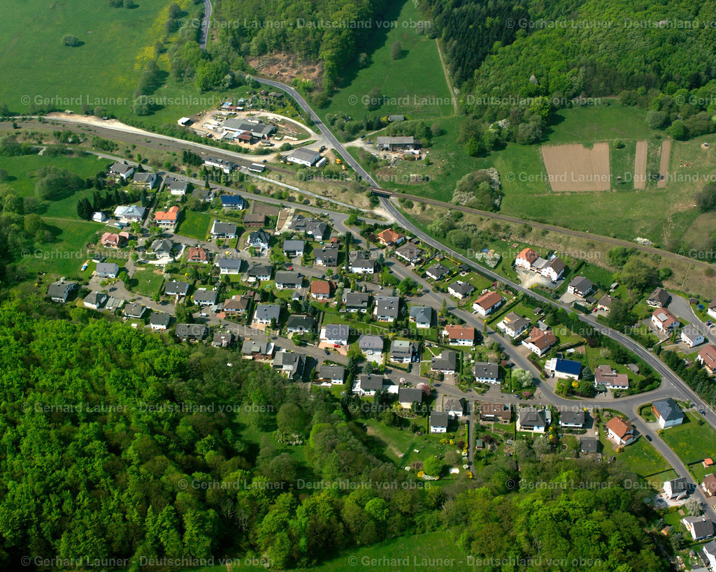 2610049 | LANGENAUBACH 09.06.2006 Von Wald und Forstgebieten umgebener Ortskern der Straßen und Häuser und Wohngebiete in Langenaubach im Bundesland Hessen, Deutschland // Surrounded by forest and forest areas center of the streets and houses and residential areas in Langenaubach in the state Hesse, Germany Foto: Gerhard Launer