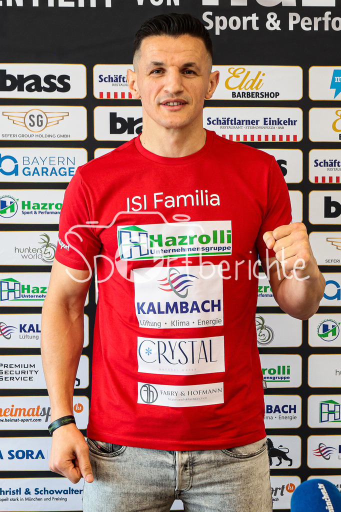 Profi - Box - Gala / Pressekonferenz  | Robin KRASNIQI vor der Sponsorenwand auf der Pressekonferenz im Sonnenhof Hotel in Gersthofn