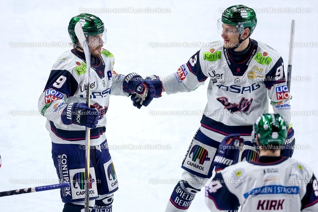 KEC15042601091 | 15.04.2026, Eishockey, DEL Halbfinale Play-Offs, Kölner Haie - Eisbären Berlin, Spiel 4, Lanxess-Arena Köln: Torjubel nach dem Tor zum 1:1 durch Torschütze Ty Ronning (Eisbären Berlin #09)  zusammen mit  Leo Pföderl (Eisbären Berlin #93) 