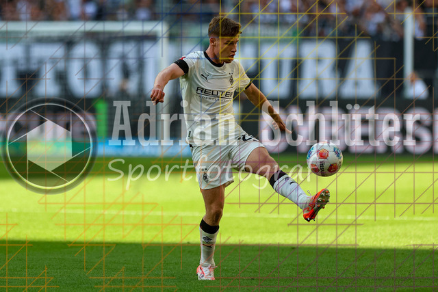 Borussia Mönchengladbach vs Hamburger SV - Bundesliga  | Mönchengladbach, Deutschland, 24.08.25:   Lucas Ullrich (Borussia Mönchengladbach) in Aktion am Ball, Einzelaktion waehrend des Spiels der Bundesliga zwischen Borussia Mönchengladbach vs Hamburger SV im Stadion im Borussia Park(Foto von Brauer-Fotoagentur / Adrian Schlueter)