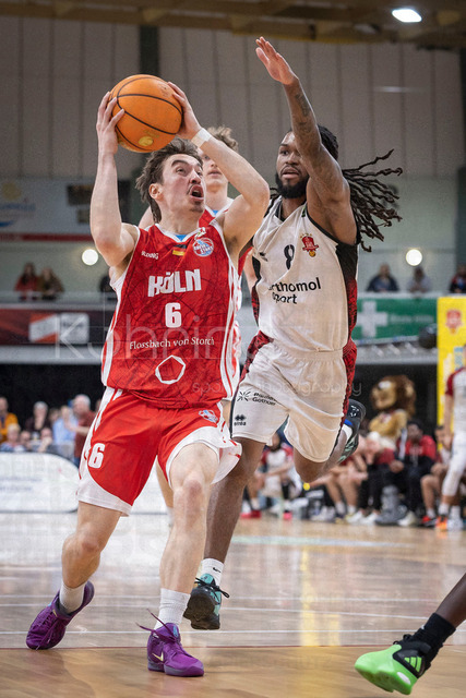 Barmer 2. Basketball Bundesliga ProA: Bayer Giants Leverkusen vs. RheinStars Koeln, 04.04.26 | Leverkusen, 04.04.26 - Jasper Günther (RheinStars Köln, 6) und Kobe Langley (Bayer Giants Leverkusen, 8) während des Spiels der Barmer 2. Basketball Bundesliga ProA: Bayer Giants Leverkusen vs. RheinStars Koeln in der Ostermann Arena in Leverkusen.