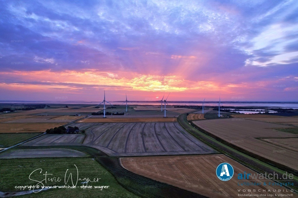Windpark - Simonsberg | Entdecken Sie atemberaubende Luftbilder und Fotografien auf airwatch.de - Tauchen Sie ein in eine Welt voller faszinierender Aufnahmen aus der Vogelperspektive.