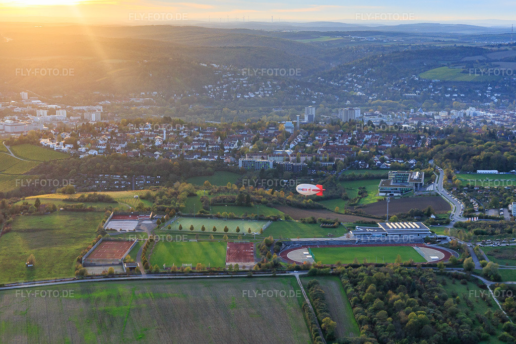 Luftbild: Werbezeppelin über dem Sportzentrum der Universität Würzburg im Ortsteil Frauenland in Würzburg im Bundesland Bayern in Deutschland.Foto: IMG_119730.jpg vom 26.10.2019 durch Werner Riehm/FLY-FOTO.deAuflösung des Originals: 4850 x 3234 pxWWW.UNI-WUERZBURG.DE
