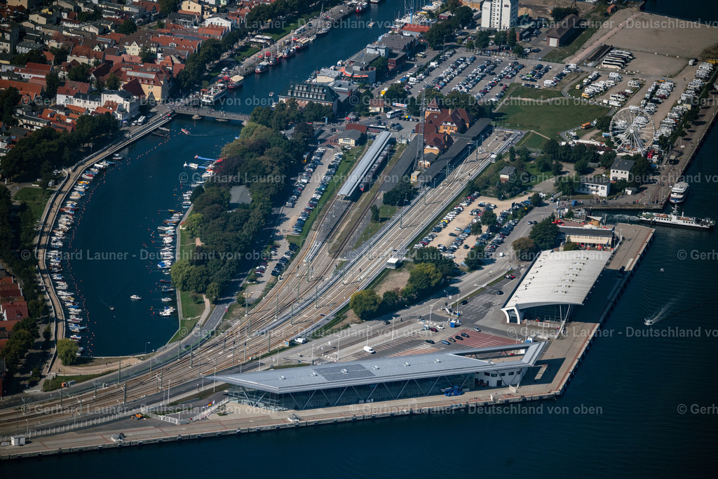 4061937 | WARNEMüNDE 08.09.2021 Gleisverlauf und Bahnhofsgebäude der Deutschen Bahn in Warnemünde an der Ostseeküste im Bundesland Mecklenburg-Vorpommern, Deutschland. Weiterführende Informationen bei: DB Netz AG,  Deutsche Bahn AG. // Track layout and train station building of Deutsche Bahn in Warnemuende on the Baltic Sea coast in the state Mecklenburg - Western Pomerania, Germany. Further information at: DB Netz AG,  Deutsche Bahn AG. Foto: Gerhard Launer
