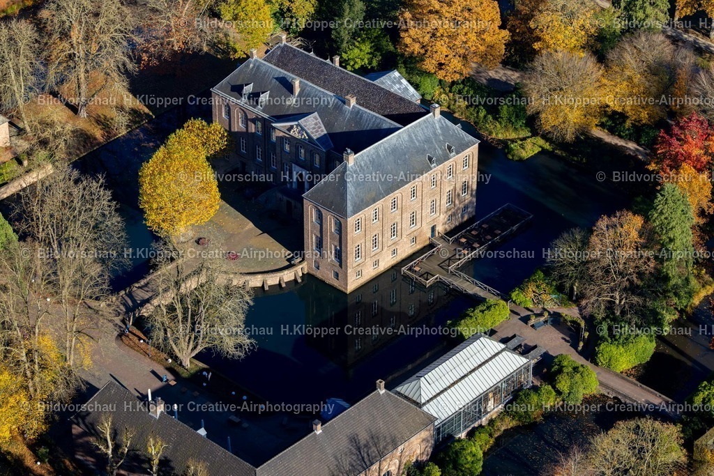 Luftbilder Arcen Limburg-7580 | Luftbildfotografie Herbstluftbild Wassergraben mit Wasserschloß Schloss Kasteeltuinen Arcen in Arcen in Limburg, Niederlande - Realisiert mit Pictrs.com