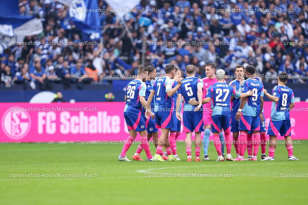 Schalke26102401040 | 26.10.2024, Fußball, FC Schalke 04 - SpVgg Greuther Fürth, 2. Fußball Bundesliga, Veltins-Arena Gelsenkirchen, Saison 2024 2025: MannschaftskreisDFB regulations prohibit any use of photographs as image sequences and or quasi-video.