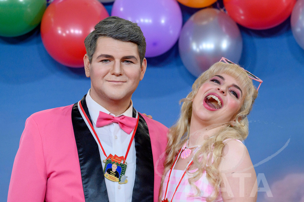 _DWA1768 | Politikerin Katharina Schulze (Grüne) mit ihrem Stellvertreter Johannes Becher (links) bei der TV-Sendung Fastnacht in Franken 2024. Veitshöchheim, 02.02.2024 Bayern Deutschland - Realisiert mit Pictrs.com