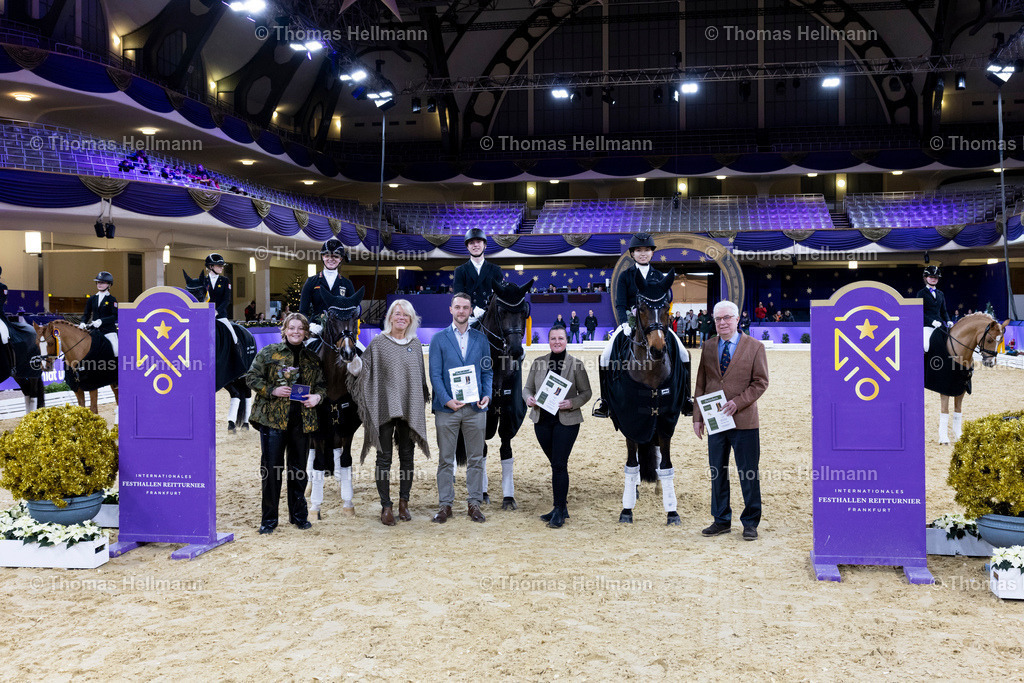 TH_Team Masters_ Snow Pearls_23110 | Team Masters, Snow Pearls beim Festhallen Reitturnier Frankfurt 2024 am 19.12.24 in Frankfurt, Festhalle