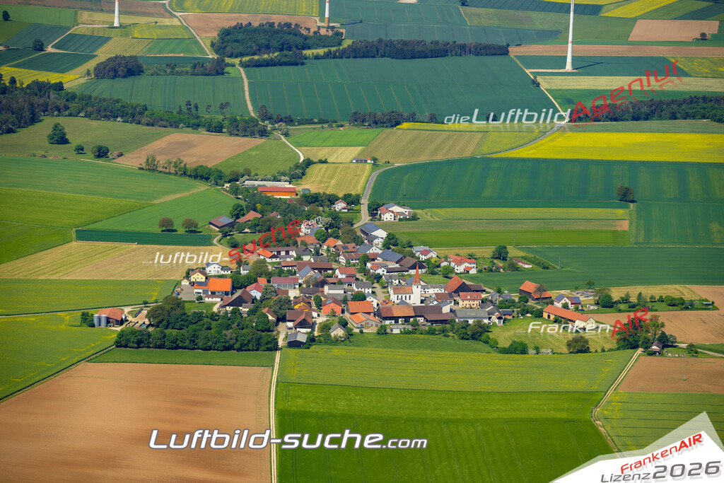 Das Luftbild zeigt Großnottersdorf Titting - Die Luftaufnahme wurde 2023 vom UL-Flugzeug aus erstellt ( keine Drohne ) - Hochauflösende Luftaufnahme - Für grossformatige Ausdrucke geeignet. Die Geschenkidee !Mit Lizenz und Bildrechte bestellbar