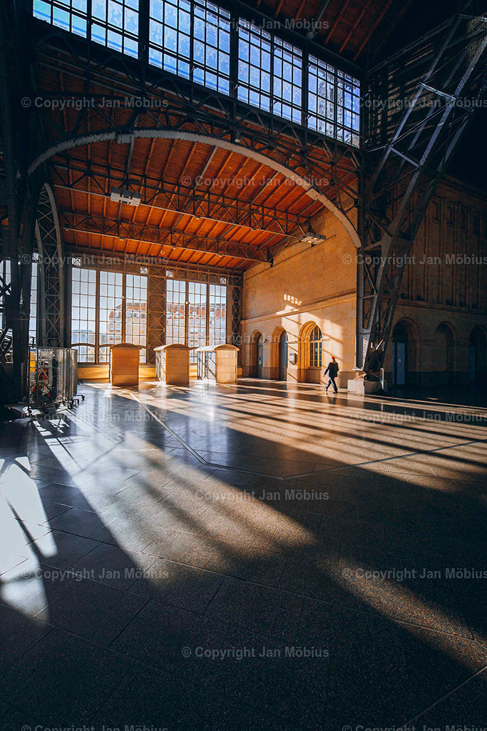 Leipziger Hauptbahnhof | Der Leipziger Hauptbahnhof ist nicht nur ein Verkehrsknotenpunkt, sondern auch architektonisch und stadtgeschichtlich ein echtes Highlight. Sein Vorplatz ist Drehscheibe für Menschen, Linien, City-Flair und Shopping – ein Ort voller Dynamik mitten im Herzen der Stadt.  - Realisiert mit Pictrs.com