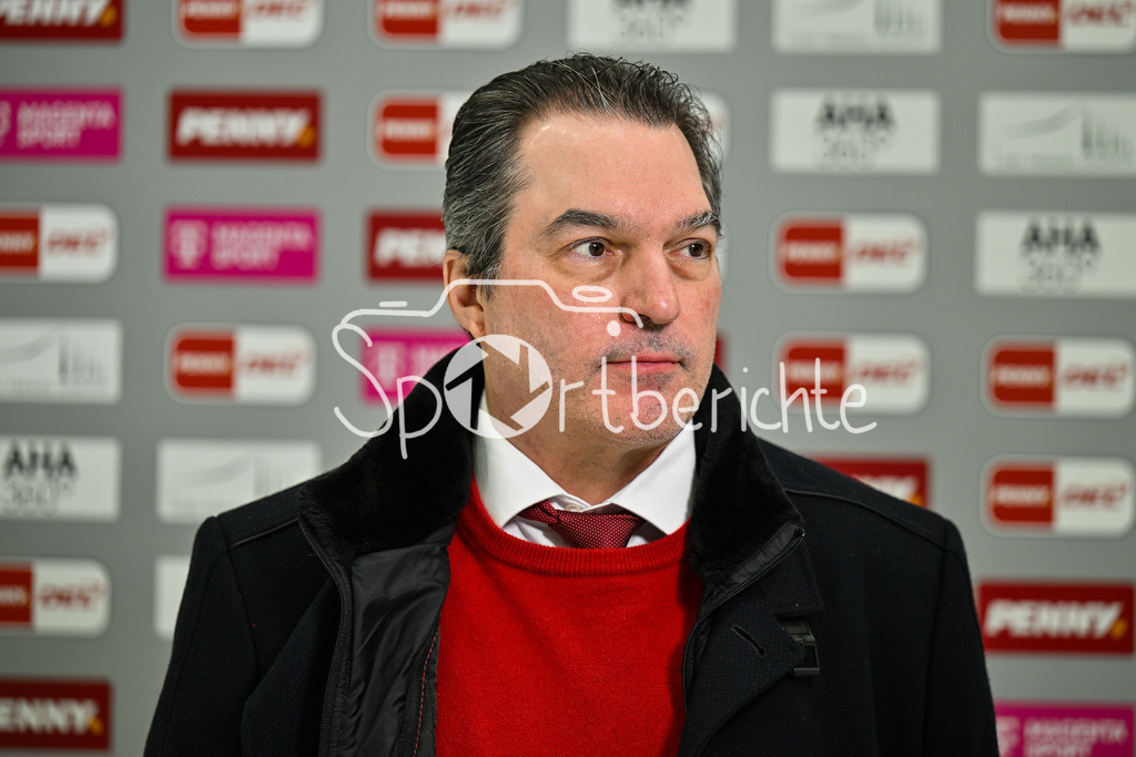 Augsburger Panther - Eisbären Berlin | AUGSBURG, GERMANY - 27. JANUARY: im Bild AEV Sportdirektor Larry MITCHELL beim Interiew mit MagentaSport vor dem Match zwischen den Augsburger Panthern und den Fischtown Pinguins am 43. Spieltag der Penny DEL im Curt Frenzel Stadion