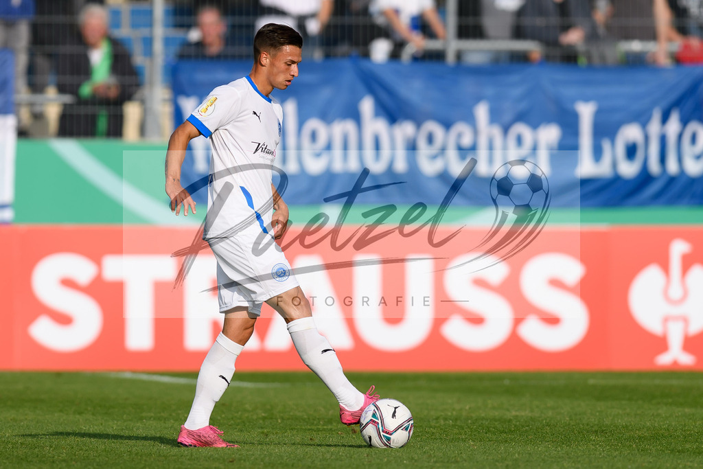 LOTKSC20210809_101 | Fussball, Herren: Tyson Richter (Sportfreunde Lotte) in Aktion, am Ball, Einzelaktion beim Spiel der 1. Runde im DFB-Pokal zwischen SF Lotte und Karlsruher SC im Stadion am Lotter Kreuz am 09.08.2021 in Lotte, Deutschland.DFB / DFL REGULATIONS PROHIBIT ANY USE OF PHOTOGRAPHS AS IMAGE SEQUENCES AND/OR QUASI-VIDEO. - Realisiert mit Pictrs.com