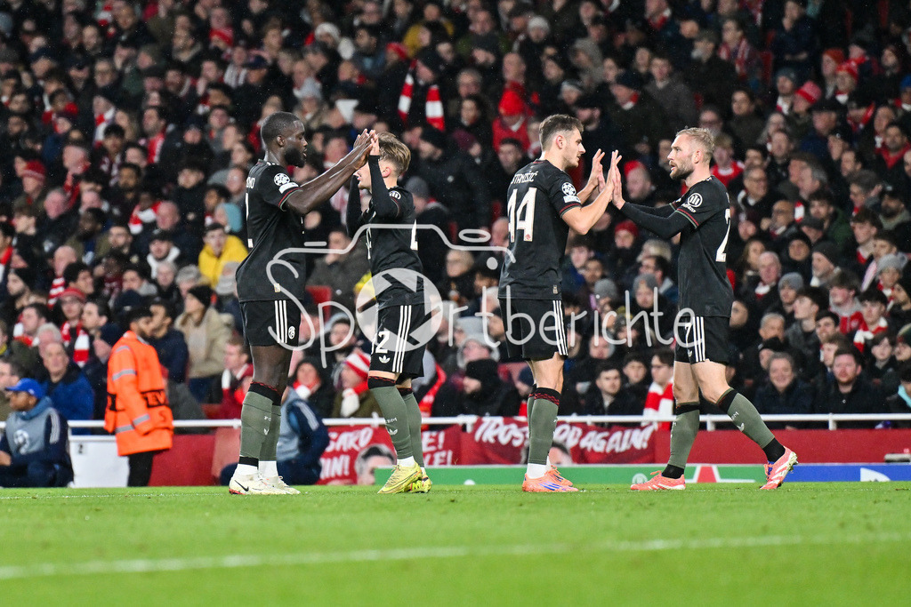 Arsenal FC - FC Bayern München | LONDON, ENGLAND - 26. NOVEMBER: Jubel der Bayenr nach dem Treffer zum 1-1 durch Lennart KARL (FC Bayern Munich 42) / Tor / Torschuetze / Freude / Happy beim Ligaspiel zwischen Arsenal London und dem FC Bayern München am 5. Spieltag der UEFA Champions League im Emirates Stadium am 26.11.2025