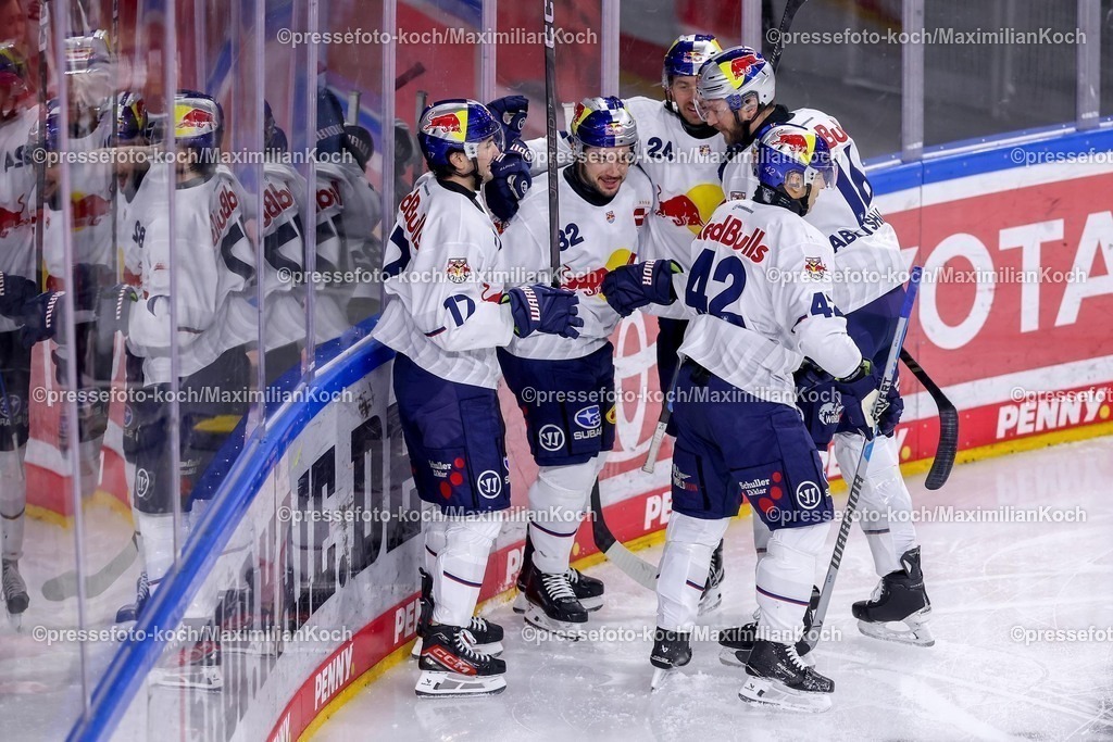 KEC03012501011 | 03.01.2025, Eishockey, Penny DEL, Kölner Haie - EHC Red Bull München, Spieltag 33, Lanxess-Arena Köln: Torjubel nach dem 1:0 durch Torschütze Chris DeSousa (EHC München #82)