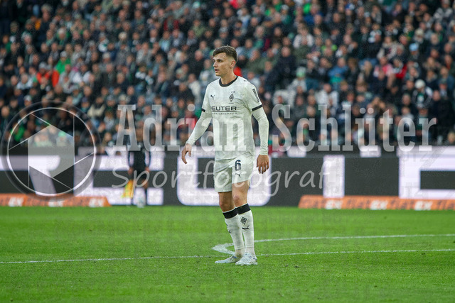 19.04.2026, GER, Fussball, Herren, 1. BL, Saison 2025/2026, Borussia Mönchengladbach - 1. FSV Mainz 05 | Yannik Engelhardt (Borussia Mönchengladbach) schaut 