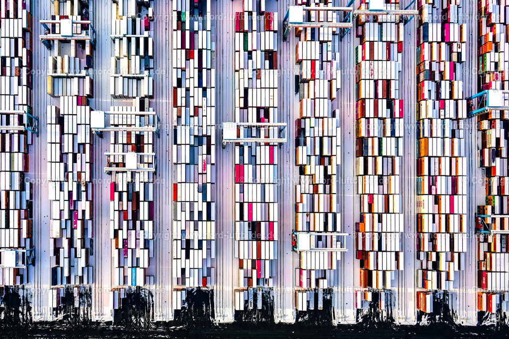 Hamburg_Altenwerder_Containerterminal_Winter_Schnee_ELS_3412050126 | HAMBURG 05.01.2026 Winterliches Senkrecht- Luftbild aus der Satelliten- Perspektive vom Containerterminal HHLA Container Terminal Altenwerder (CTA) am Ufer der Elbe im Stadtteil Altenwerder in Hamburg. Weiterführende Informationen bei: Hafen Hamburg Marketing e.V. (HHM). // Vertical aerial view from the satellite perspective of the container Terminal HHLA Container Terminal Altenwerder (CTA) on the Elbe riverbank in the Altenwerder part of Hamburg in Germany. Further information at: Hafen Hamburg Marketing e.V. (HHM). Foto: Martin Elsen