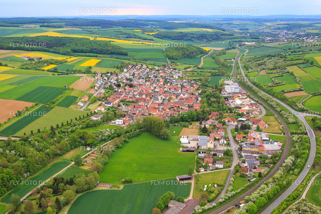 Dorfansicht an der B26 aus Osten | Luftbild: Dorfansicht an der B26 aus Osten im Ortsteil Gänheim in Arnstein im Bundesland Bayern in Deutschland. Foto: IMG_078815.jpg vom 14.05.2015 durch Werner Riehm/FLY-FOTO.de - Realisiert mit Pictrs.com