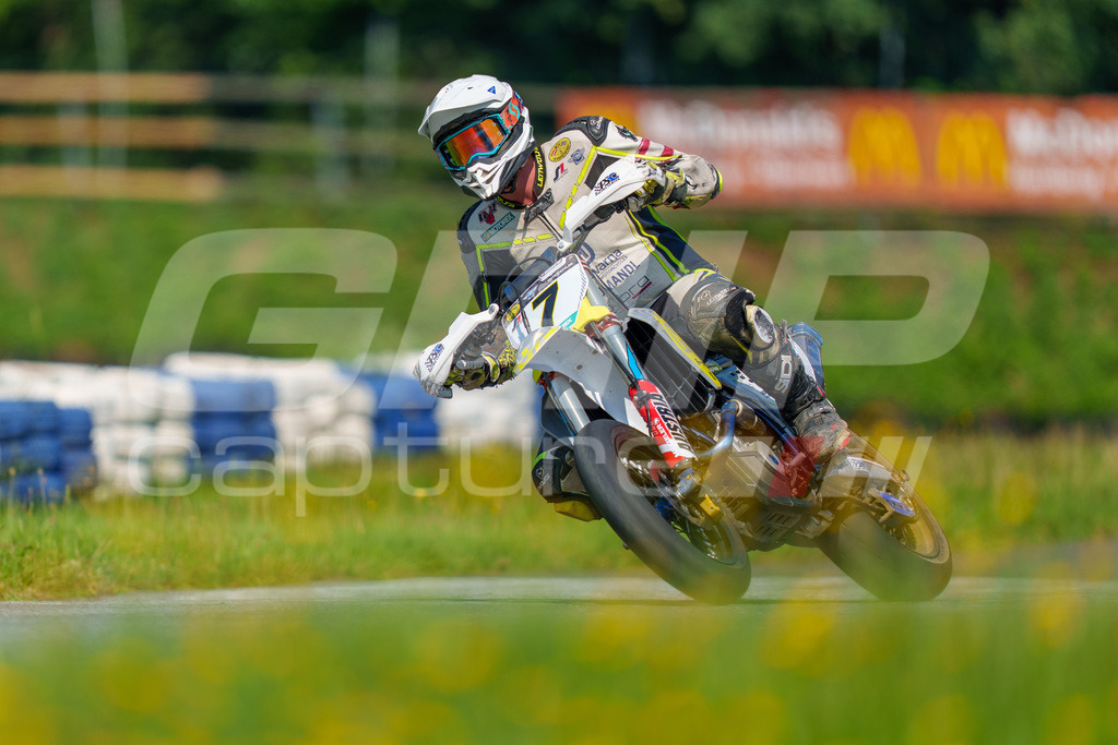 SuperMoto_Staatsmeisterschaft_Greinbach_311 | GRIPcapture steht für authentische Sportfotografie in Österreich – für Momente, die mehr sind als Geschwindigkeit oder Ergebnis. Es geht um Emotion, Spannung, Fokus und den Augenblick, der oft nur einen Wimpernschlag dauert.Ob Motorsport, Teamsport oder 