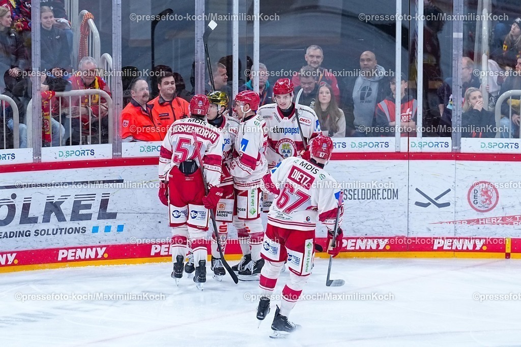xYDRx20022601051 | 20.02.2026, xydrx, Eishockey, DEL2, Düsseldorfer EG - EV Landshut, PSD Bank Dome Düsseldorf: Torjubel nach dem Tor zum 3:3 für den EV Landshut durch Torschütze Tor Immo (EV Landshut #62) zusammen mit Jesse Koskenkorva (EV Landshut #51) und Trevor Gooch (EV Landshut #72) Stanislav Dietz (EV Landshut #67) Photo: xYannisxDreimannxPressefotoKochx