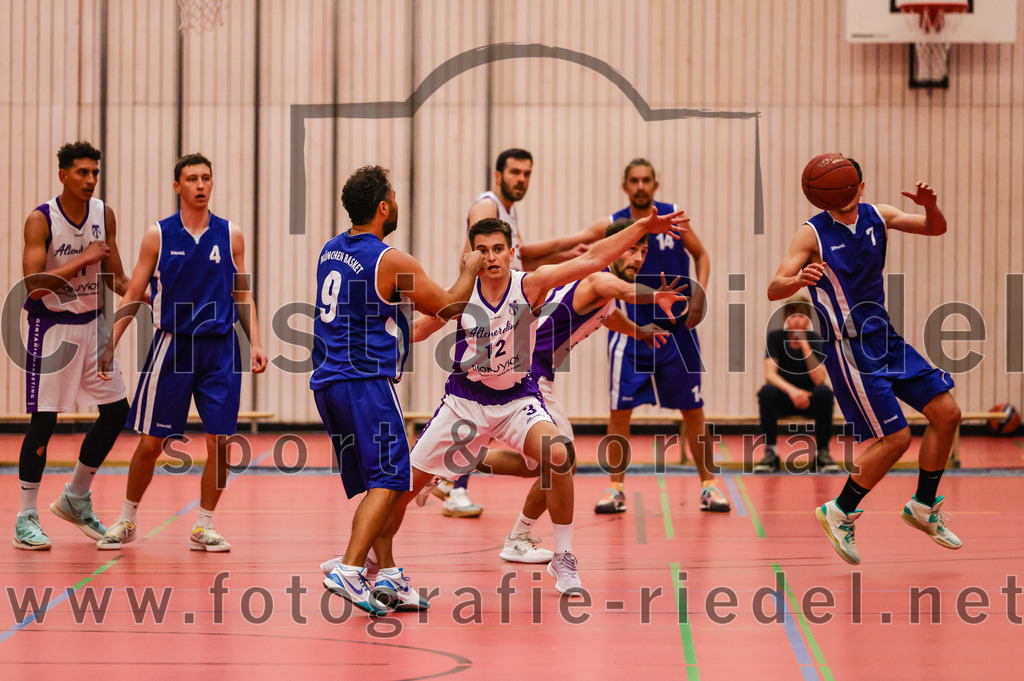 2022-05-29_049_SpVgg_Altenerding_gegen_Muenchen_Basket_2 | Erding, Deutschland, 29.05.2022:
Basketball, Bezirksliga 2021 / 2022, Herren Turnier der 2. der Aufstiegsrunden, SpVgg Altenerding gegen München Basket 2, Endergebnis: 

Helmut Schmidt (München Basket, #9), Sebastian Weber (SpVgg Altenerding, #12), Robert Stais (München Basket, #7)

Foto: Christian Riedel / fotografie-riedel.net