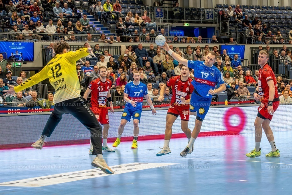 KKU15122401013 | 15.12.2024, xkkux, Handball, 2. HBL, Bergischer HC - VfL Lübeck-Schwartau, Mitsubishi Electric HALLE Düsseldorf, Saison 2024 2025: Tomas Babak (BHC #19) wirft auf das Tor von Paul Dreyer ( VFL Lübeck-Schwartau 12)