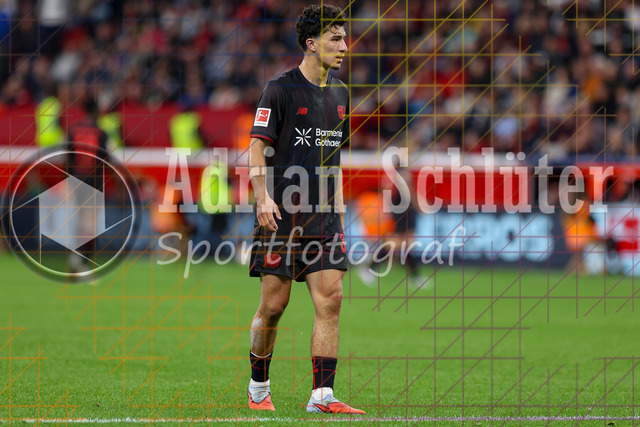 Bayer 04 Leverkusen vs Borussia Mönchengladbach - Bundesliga  | Leverkusen, Deutschland, 21.09.25:   Ibrahim Maza (Bayer 04 Leverkusen) schaut waehrend des Spiels der Bundesliga zwischen  Bayer 04 Leverkusen vs Borussia Mönchengladbach in der BayArena(Foto von Brauer-Fotoagentur / Adrian Schlueter)
