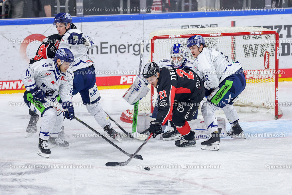 KEC22122401009 | 22.12.2024, Eishockey, DEL, Kölner Haie - Straubing Tigers, Spieltag 29, Lanxess-Arena Köln: Frederik Storm (Kölner Haie #19)  und Juhani Tyrväinen (Kölner Haie #21) vor dem Tor von Goalie Zane McIntyre (Straubing Tigers #70)