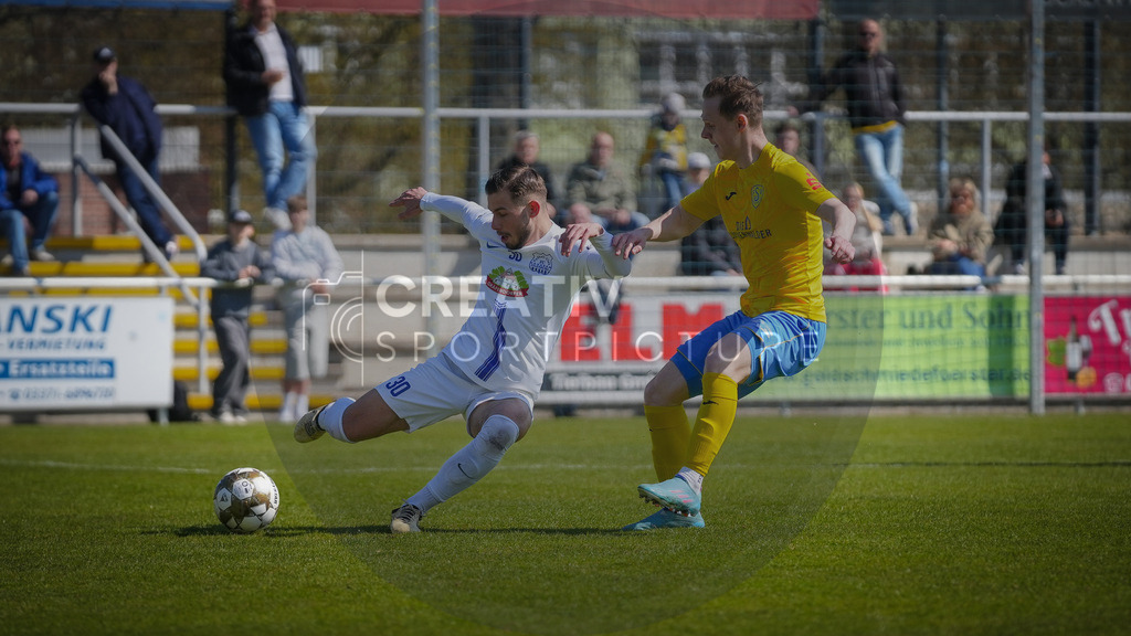 Fußball, Herren, Saison 2025/2026, Regionalliga Nordost, 29. Spieltag, FSV 63 Luckenwalde vs. FC Eilenburg, Samstag 11.04.2026, Werner-Seelenbinder-Stadion Luckenwalde, | Fußball, Herren, Saison 2025/2026, Regionalliga Nordost, 29. Spieltag, FSV 63 Luckenwalde vs. FC Eilenburg, Samstag 11.04.2026, Werner-Seelenbinder-Stadion Luckenwalde, Im Bild: Franco Schädlich (l. Eilenburg) und Niklas Kaus (r. Luckenwalde) - Realisiert mit Pictrs.com