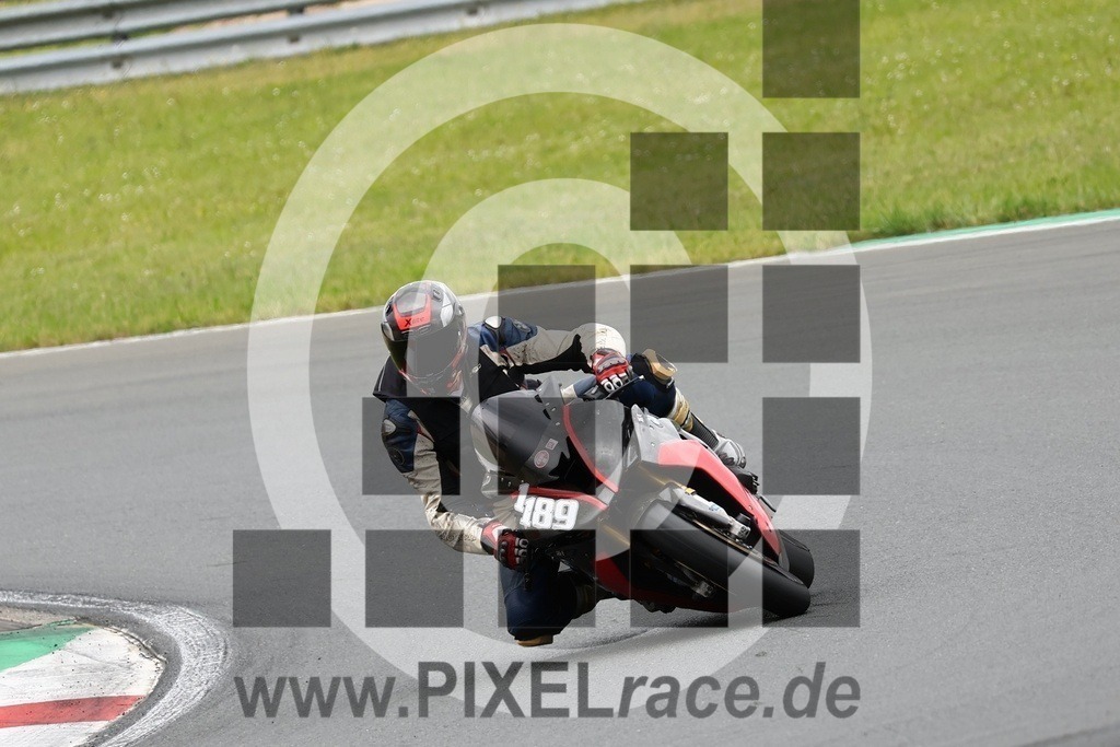 1189-20240610_11922 | Schöne Erinnerungen an spannende Momente - das festzuhalten ist unser Job. PIXELrace.de ist seit 2003 auf den Rennstrecken Europas unterwegs um die Action draußen beim Fahren und die wunderbare Stimmung imm Fahrerlager für euch einzufangen.