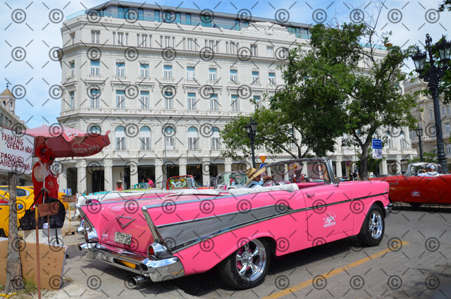 RGE_2362r | Ein Taxifahrer wartet in Havanna mit seinem Oldtimer auf Touristen.  Fotograf: Ralf Gebhardt - Realisiert mit Pictrs.com