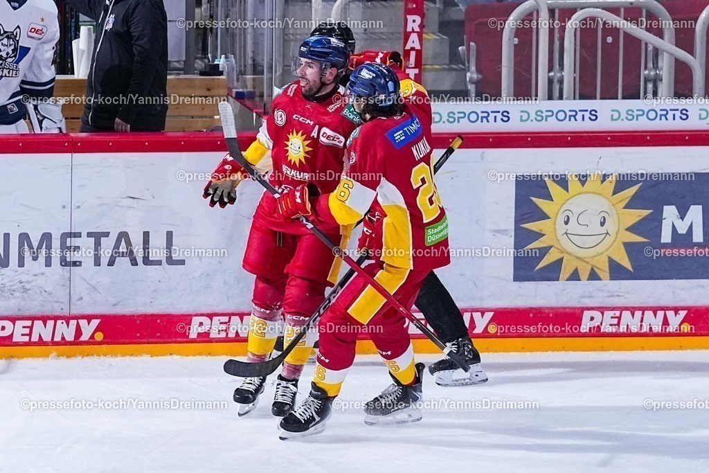 xydr03102501260 | 03.10.2025, xydrx, Eishockey, DEL2, Düsseldorfer EG - EC Kassel Huskies, PSD Bank Dome Düsseldorf: Torjubel nach dem Tor zum 3:0 für die Düsseldorfer EG durch Torschütze Erik Bradford (Düsseldorfer EG #22) zusammen Moritz Kukuk (Düsseldorfer EG #26)