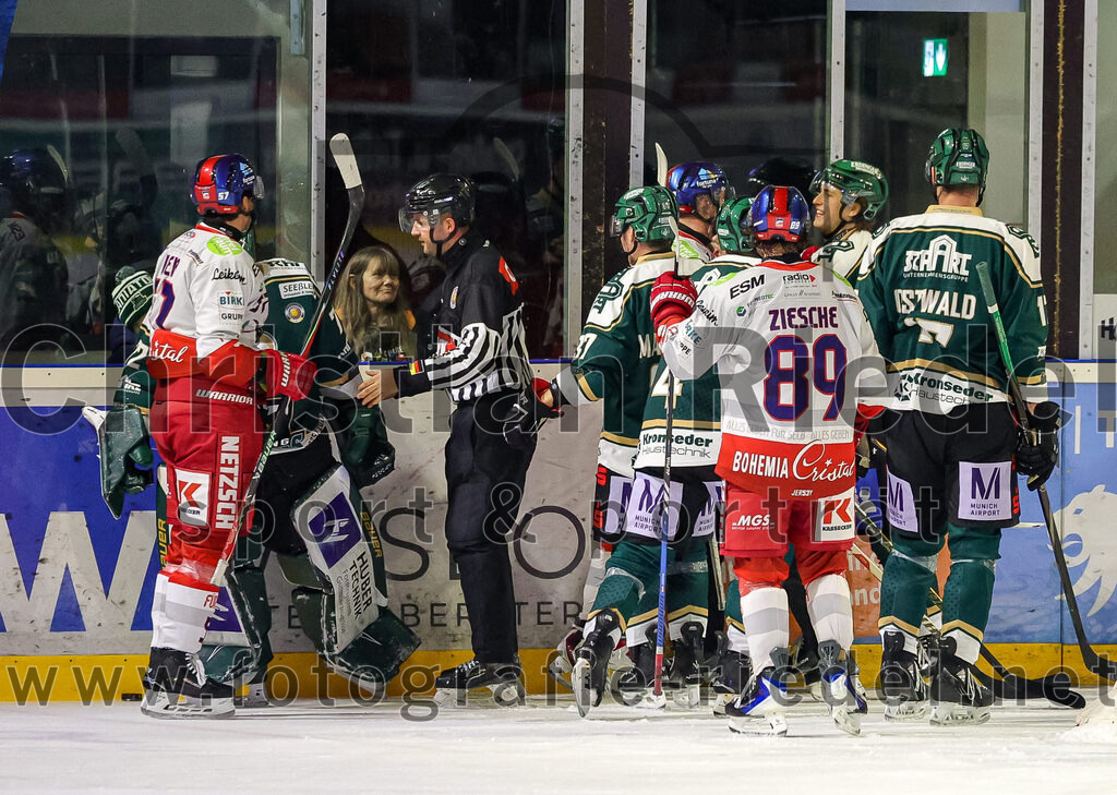 2025-11-16_131_TSV_Erding_gegen_Selber_Woelfe | Erding, Deutschland, 16.11.2025:Eishockey, Oberliga Süd 2025 / 2026, 17. Spieltag, TSV Erding gegen Selber Wölfe, Endergebnis: 3:1Torwart David Zabolotny (Erding Gladiators, #72), Thomas Matheson (Erding Gladiators, #37), Jesse Kauhanen (Erding Gladiators, #4), Philip Ziesche (Selber Wölfe, #89), Elia Ostwald (Erding Gladiators, #17)Foto: Christian Riedel / fotografie-riedel.net