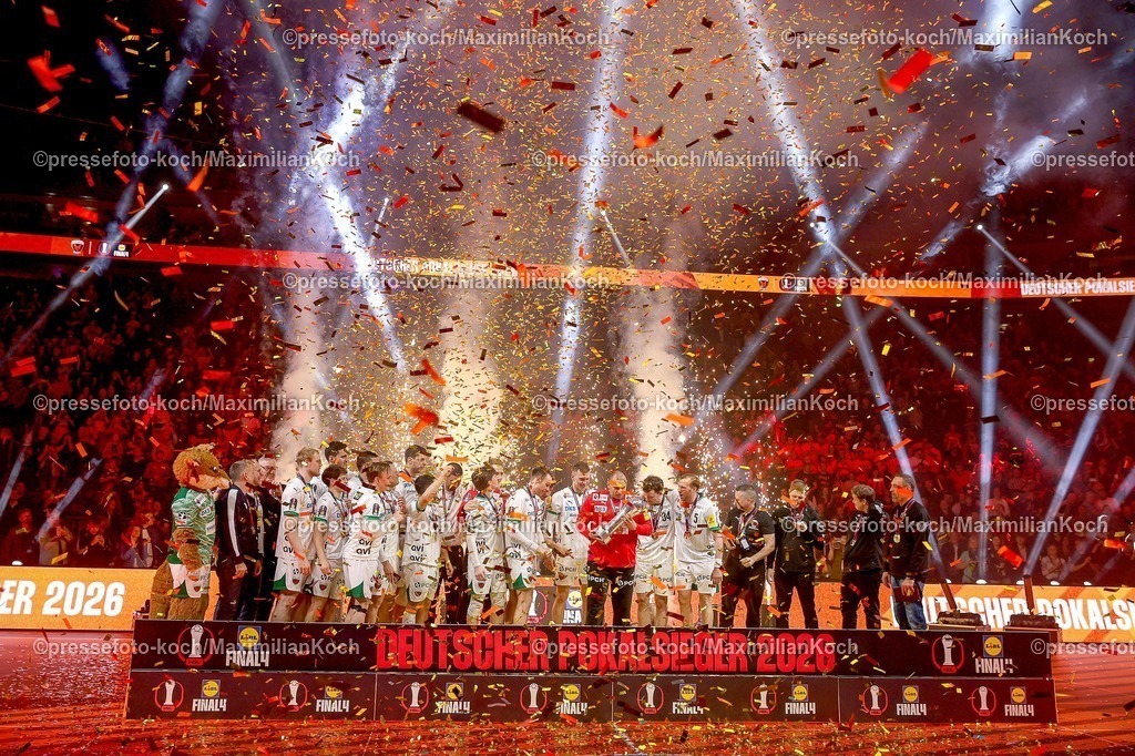 xSSCx19042602042 | 19.04.2026, xsscx, Handball, DHB-Pokal Lidl Final4, Finale, Füchse Berlin - Bergischer HC, Saison 2025 / 2026 Herren, Lanxess Arena, Köln: Die Mannschaft der Füchse Berlin feiert den Sieg im DHB-Pokal  Photo: xSandraxScherningxPressefotoKochx