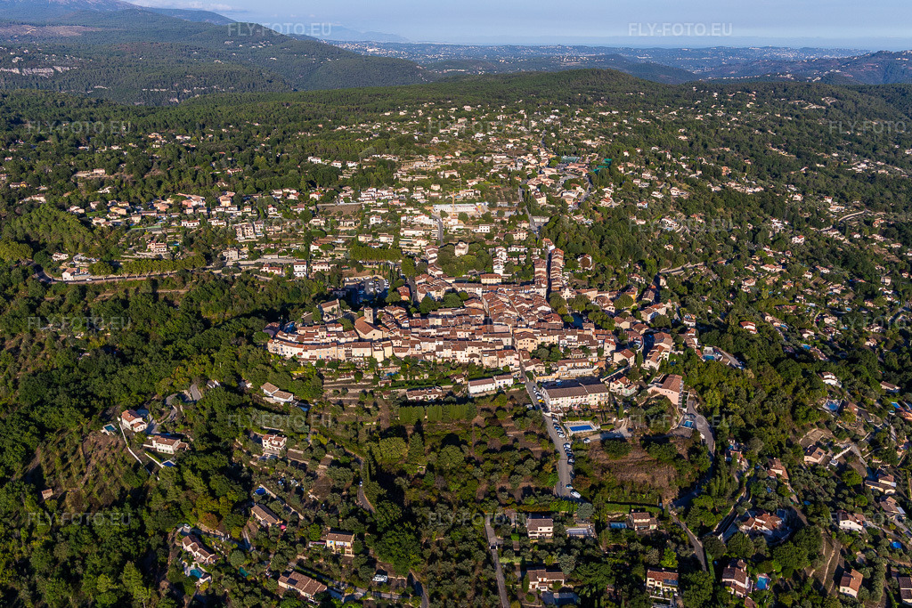 Vue aérienne: Vue de la ville à Montauroux dans le département Var, France. Photo: IMG_129481.jpg prise le 18/09/2021 par Werner Riehm/FLY-FOTO.eu – Résolution de l'original: 5398 x 3599 px